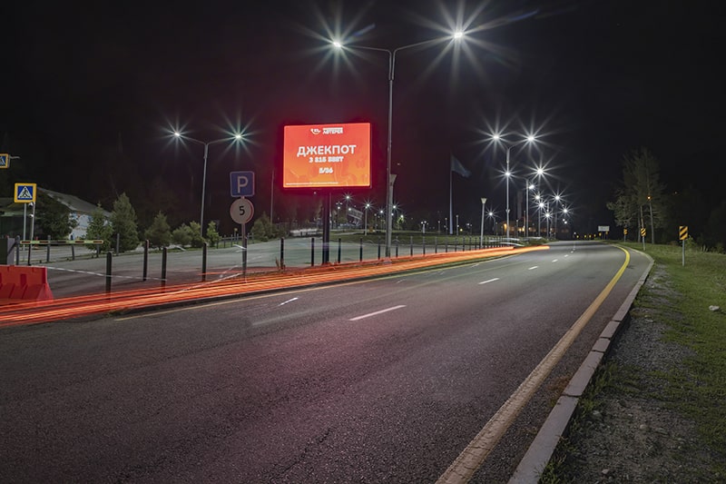 Цифровой билборд с рекламой на улице города в Казахстане — 2